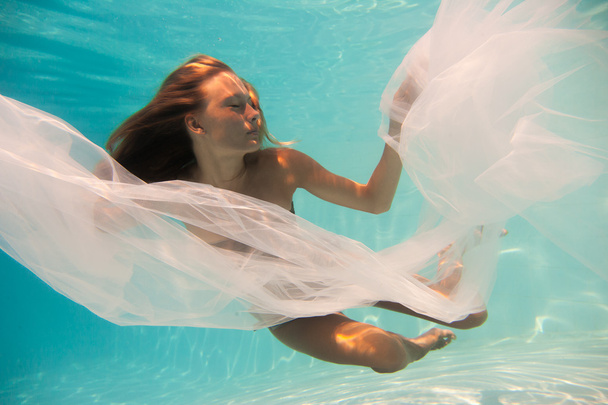 woman undewater in the swimming pool - Фото, зображення