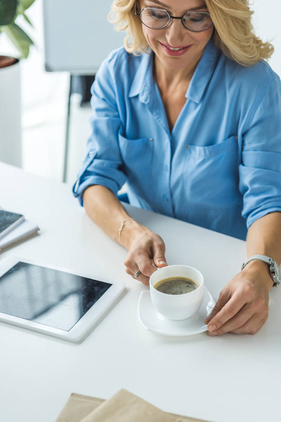 businesswoman with coffee and tablet - Photo, Image