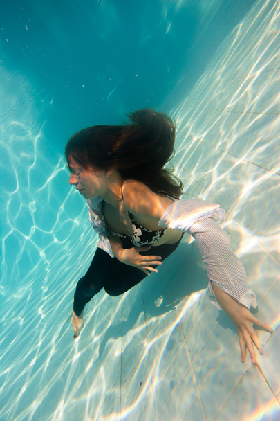 woman undewater in the swimming pool - Foto, Imagen