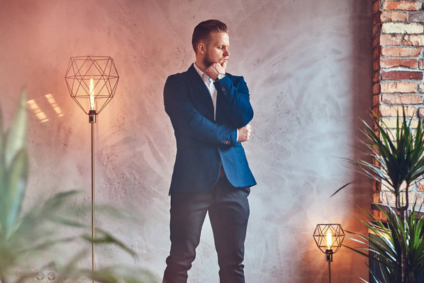 Stylish man dressed in an elegant suit - Valokuva, kuva