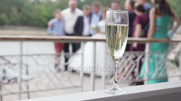 Shapanese ve sklenici na svatbě - Záběry, video
