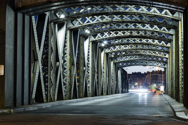 Asfalt silniční ocelové Rozestavěný most ve městě. Noční městské scény s světelné stopy aut v tunelu. Tónovaný - Fotografie, Obrázek