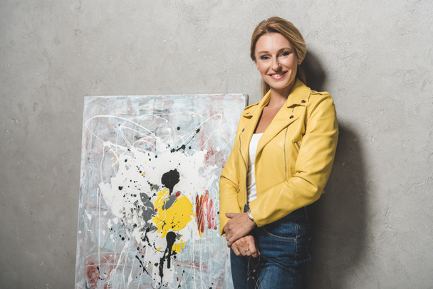 blonde woman with painting - Foto, afbeelding