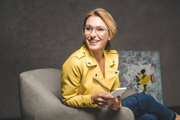 smiling woman using smartphone - Zdjęcie, obraz