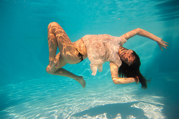 woman undewater in the swimming pool - Foto, imagen