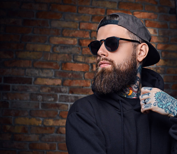 Moderno barbudo hipster macho con tatuajes
 - Foto, Imagen