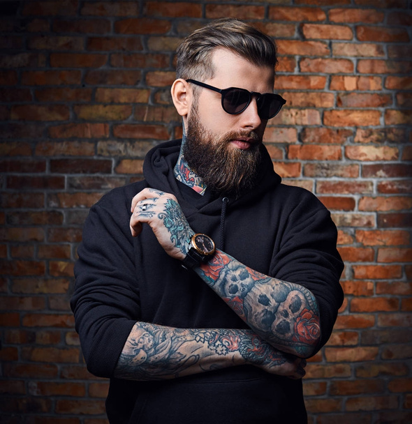 Moderno barbudo hipster macho con tatuajes
 - Foto, imagen