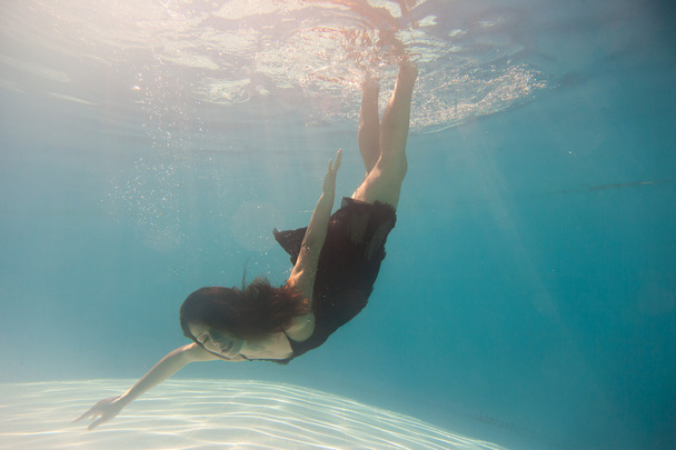 woman undewater in the swimming pool - Foto, afbeelding
