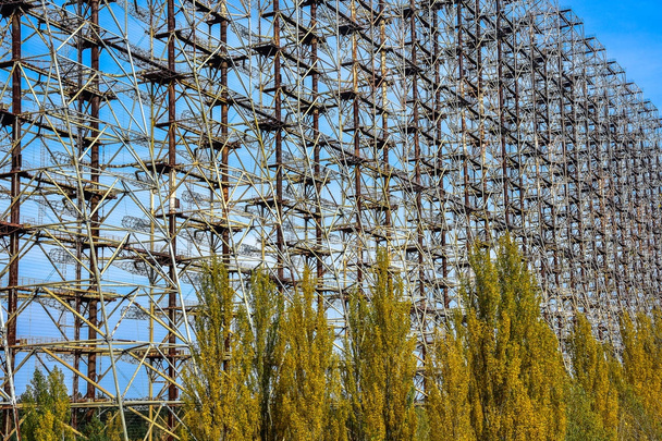 großes Antennenfeld. Das sowjetische Radarsystem "Duga" im Atomkraftwerk Tschernobyl. abm Raketenabwehr. Antennenfeld, Über-den-Horizont-Radar. militärisches Objekt von ussr abm. Sowjetisches Tschernobyl -2 - Foto, Bild