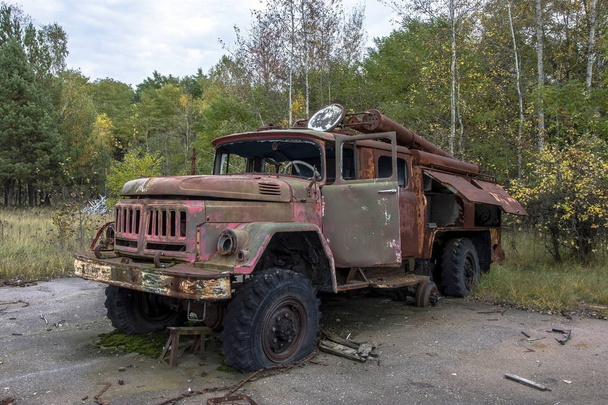 Eğlence Parkı Chernobyl alanı'nda terk edilmiş araba - Fotoğraf, Görsel
