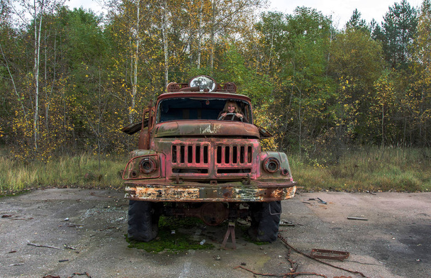 Abandoned car in amusement park in Chernobyl area - Foto, imagen