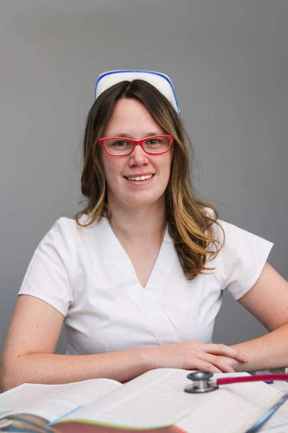Enfermera joven con gorra estudiando en la universidad
 - Foto, imagen