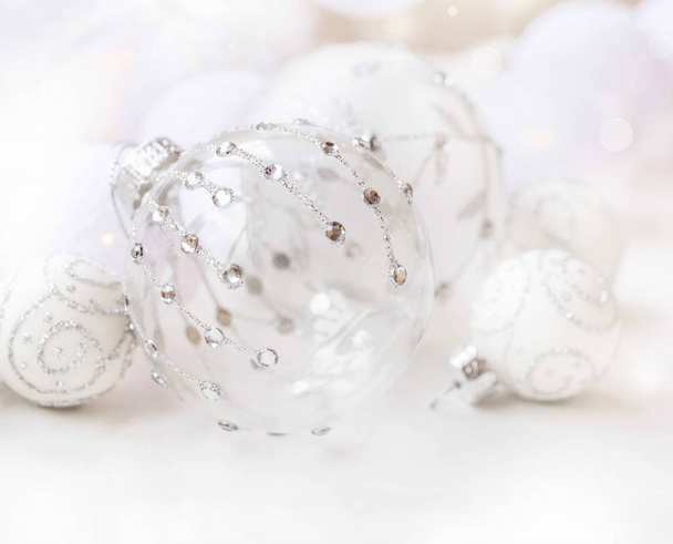 Boule de Noël en verre festif avec paillettes et cristaux argentés, b
 - Photo, image