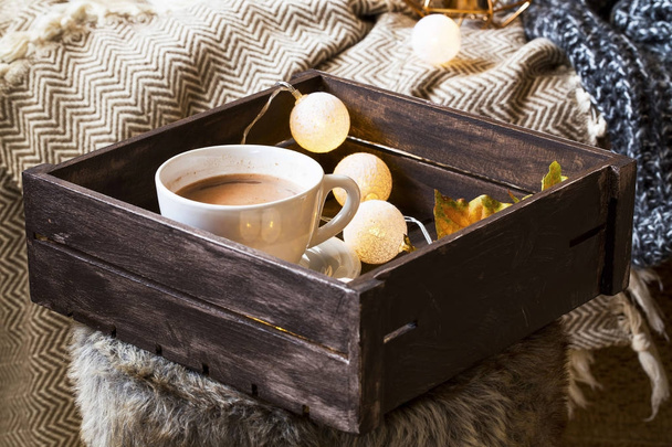 Home deco overdekt met houten dienblad met warme chocolade kop en lig - Foto, afbeelding
