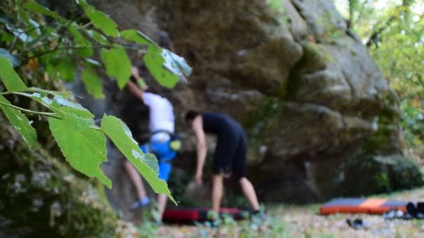Młodzi mężczyźni spróbować wspinaczki skałkowej bez liny, Skała wspinaczkowa szkolenia - Materiał filmowy, wideo