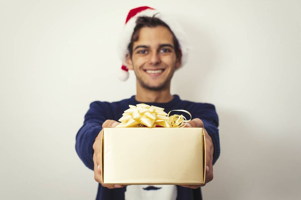 Молодой человек с рождественским подарком
 - Фото, изображение