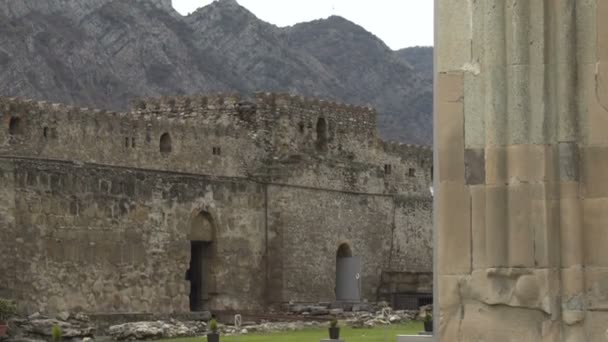 Svetitskhoveli kathedraal is omgeven door een verdedigingsmuur uit steen en baksteen. Mtscheta (Georgia) - Video