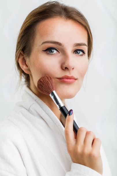 Girl Uses Makeup Brush - Foto, immagini