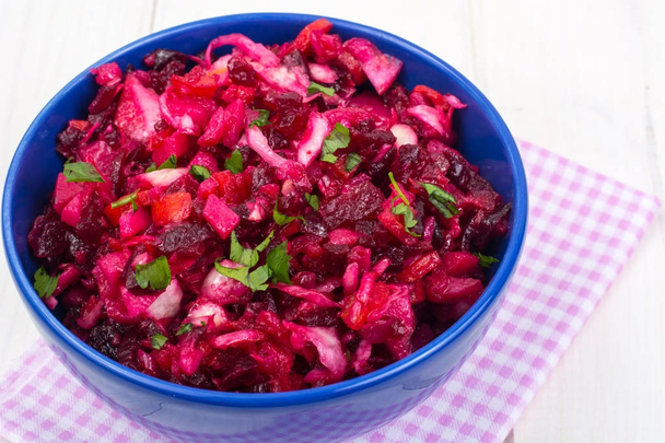 vegetarisches Menü. Rote-Bete-Salat aus gekochtem Gemüse - Foto, Bild