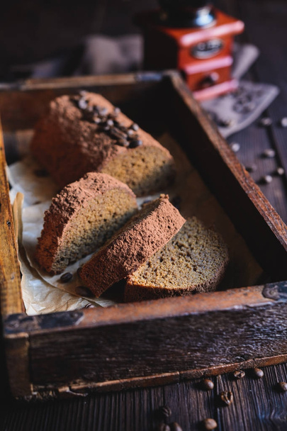  Pastel de pan de café tachonado con cacao en polvo
 - Foto, imagen