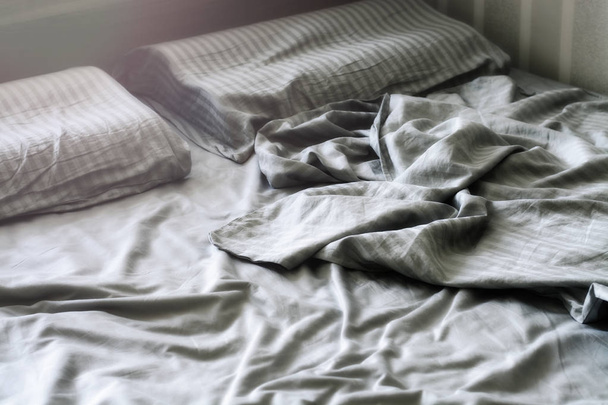 Linge froissé en soie sur le lit
 - Photo, image