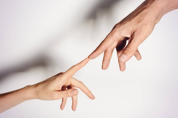Des mains masculines et féminines connectées les unes aux autres ensemble et pour toujours. tonique
. - Photo, image