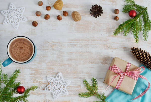 Šálek čokolády s Marshmallows, Vánoční ozdoby na dřevěný stůl - Fotografie, Obrázek