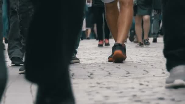 Nogi z tłumu ludzi chodzących na ulicy - Materiał filmowy, wideo