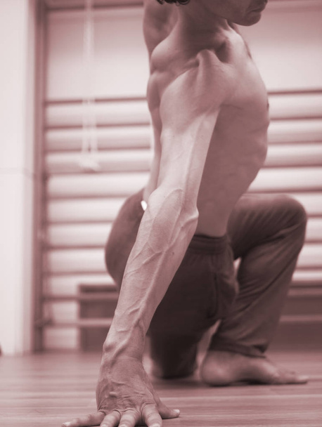 Professeur de yoga homme dans la salle de gym
 - Photo, image