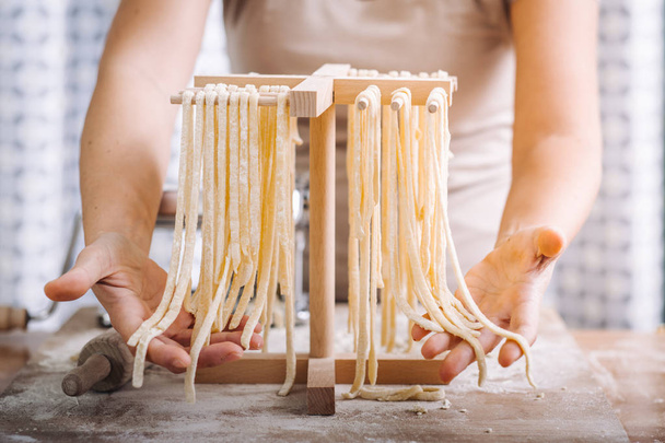 Traditionele huisgemaakte pasta drogen - Foto, afbeelding