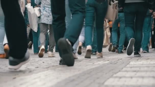 Nogi z tłumu ludzi chodzących na ulicy w zwolnionym tempie - Materiał filmowy, wideo
