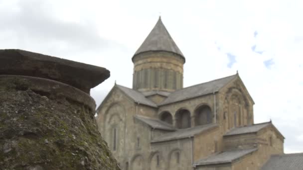 Svetitskhoveli katedrála je obklopen obranná zeď z kamene a cihel. Mtskheta, Gruzie - Záběry, video