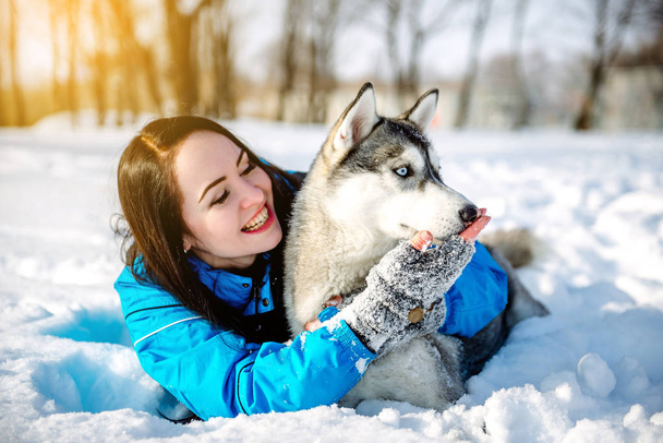 chica con un perro en invierno Husky
 - Foto, imagen