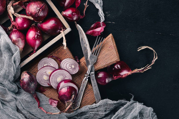 Ripe onion. On a wooden background. Top view. Free space for your text. - Foto, immagini