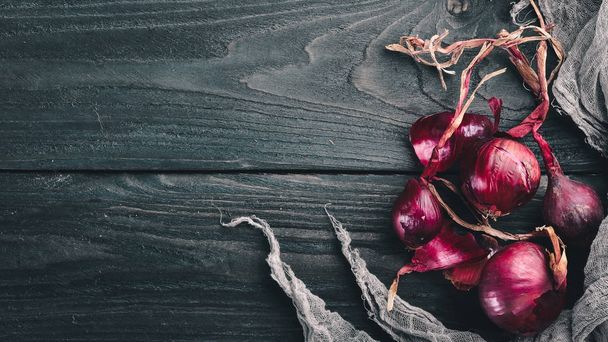 Ripe onion. On a wooden background. Top view. Free space for your text. - Photo, image