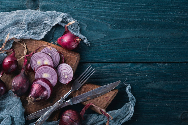 Ripe onion. On a wooden background. Top view. Free space for your text. - 写真・画像