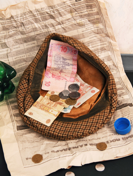 Dinero en gorra mendigo
 - Foto, imagen