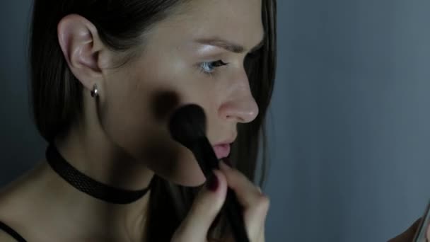The Girl putting on makeup. - Imágenes, Vídeo