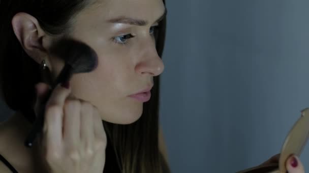 The Girl putting on makeup. - Filmagem, Vídeo