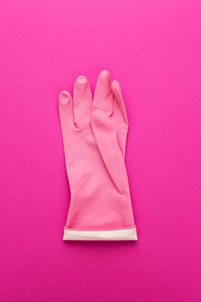 pink rubber cleaning glove - 写真・画像