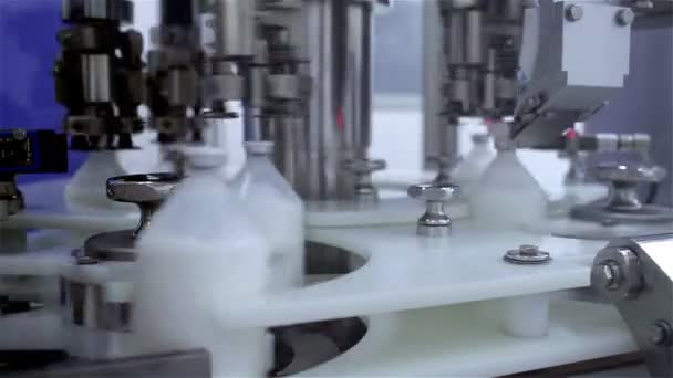 Industrie pharmaceutique, détail des bouteilles de médicaments
 - Séquence, vidéo