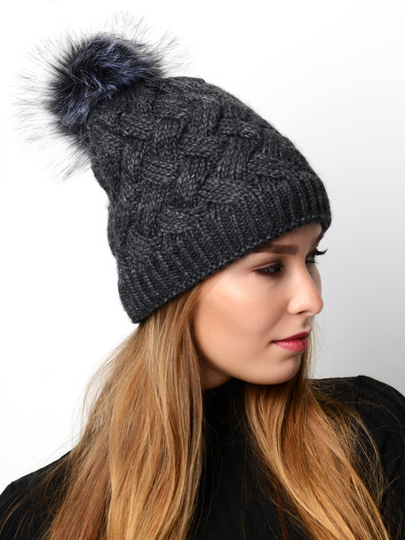 Portrait of young beautiful brunette woman posing in gray winter hat - Foto, Bild