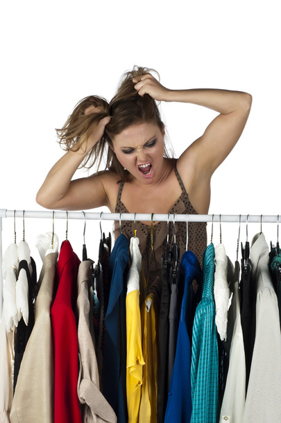απογοητευμένοι γυναίκα που προσπαθεί να επιλέξετε ρούχα - Φωτογραφία, εικόνα