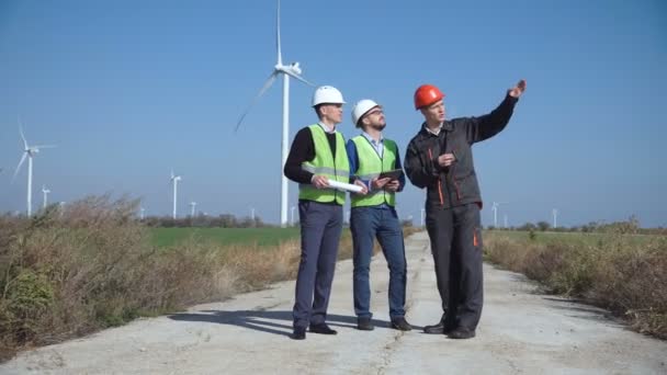 Gruppe von Ingenieuren diskutiert Windkraftprojekt - Filmmaterial, Video