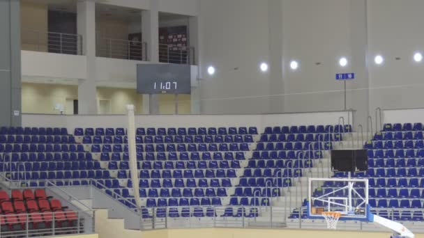 Υπόβαθρο των κενών θέσεων και στεφάνη καλαθοσφαίρισης σε ένα γήπεδο μπάσκετ - Πλάνα, βίντεο