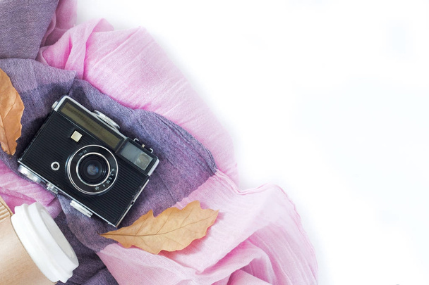 Caméra vintage avec café, feuilles d'automne et écharpe sur fond blanc
 . - Photo, image