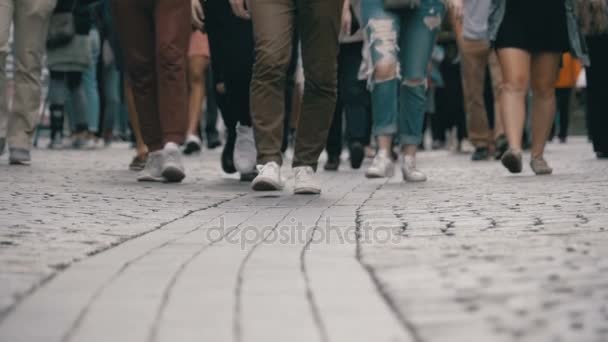 Yavaş hareket sokakta yürüyen kalabalık insan ayakları - Video, Çekim