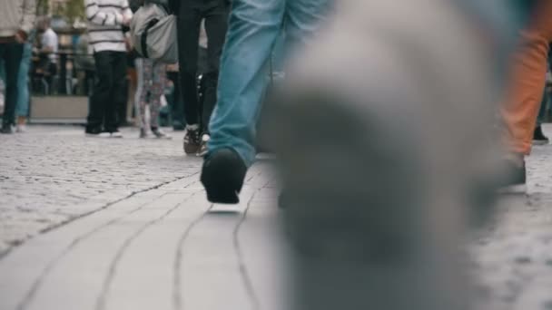 Beine von Menschen, die in Zeitlupe auf der Straße laufen - Filmmaterial, Video