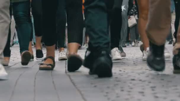 Pernas de pessoas da multidão andando na rua
 - Filmagem, Vídeo