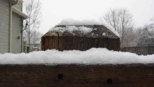 Schnee fällt auf Zaunpfahl in Nahaufnahme - Filmmaterial, Video